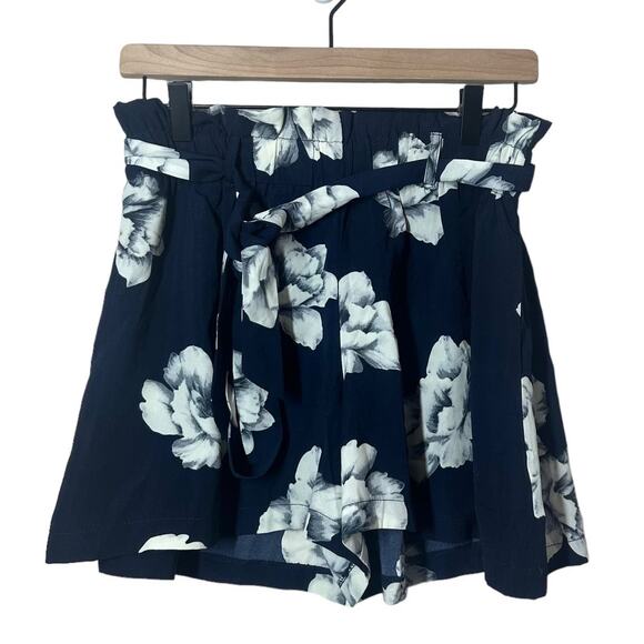 NEW IJOAH Women's Kadie Floral Shorts Navy White Size Medium Vacation Tropical - Picture 1 of 8